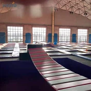 Velik trampolin park in otroško igrišče